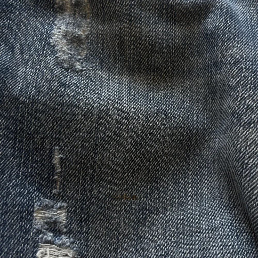 Jättecoola bootcut jeans som är lite baggie med lite slitningar och coola fickor. Finns en liten fläck som syns på tredje bilden men ingen stor.. Jeans & Byxor.