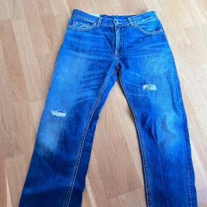 Lågmidjade raka jeans   - Jag säljer dessa Lågmidjade raka jeans som är straight. Jag tycker  om dom jätte mycket men jag behöver rensa min garderob för att få plats med nytt. 🌸Nypris: runt 1000kr 🌸Mitt pris: 220kr