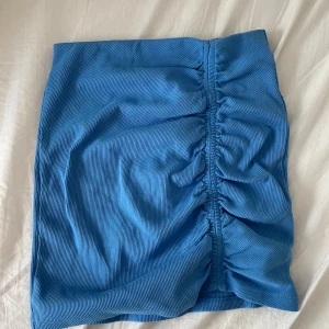 Kjol från Zara S - Fin kjol från Zara i storlek S använd ett fåtal gånger så är i ett bra skick💕 Köparen står för frakten 