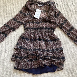 Volangklänning ifrån zara  - En jättefin volangklänning ifrån Zara. Aldrig använd, lappen sitter kvar. I storlek xs, super fin.