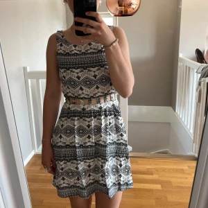 En jätte snygg klänning som aldrig används från Divided  - Aldrig använd