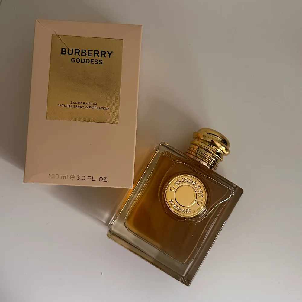 Helt ny burberry parfym som inte kommer till användning🖤 100ml, nypris för den är 1989kr på Sephora  . Accessoarer.