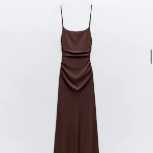 Bal klänning från zara aldrig använt - bal klänning som jag köpte från zara som jag säljer pga att jag kan inte hitta kvittot och den passar inte mig bra Nypris 499kr