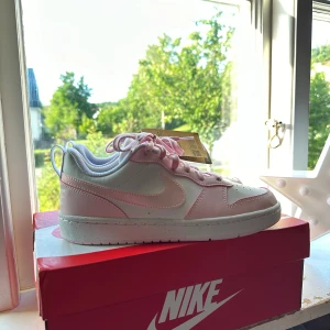Nike Court Borough Low Recraft - Säljer mina helt oanvända nike då dom var för stora för mig och inte kunde skicka tillbaka dom, helt nya, skriv för frågor eller annat🤍