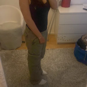 Cargo-byxa gröna  - Cargo byxor i storlek 36, passar om du är 163 och längre. Anledningen till att jag säljer dom är för att dom är för stora och långa. Dom har ändast  används 3 gånger. Dom är köpta på Gina tricot för 599 kr. 