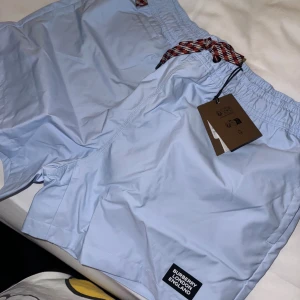 Burberry shorts - Bad shorts från Burrberry. De är helt nya och helt oanvända. Kvitto, tags och påse finns. De är endast testade, fick som present men var för små.