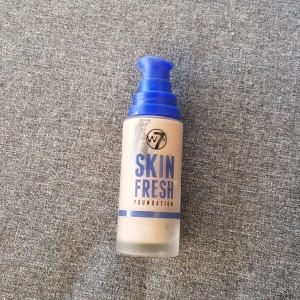 Skin fresh fondation - Du kanske måste ta av locket från den och ta i ansiktet den lägger sig fint på huden. Från w7