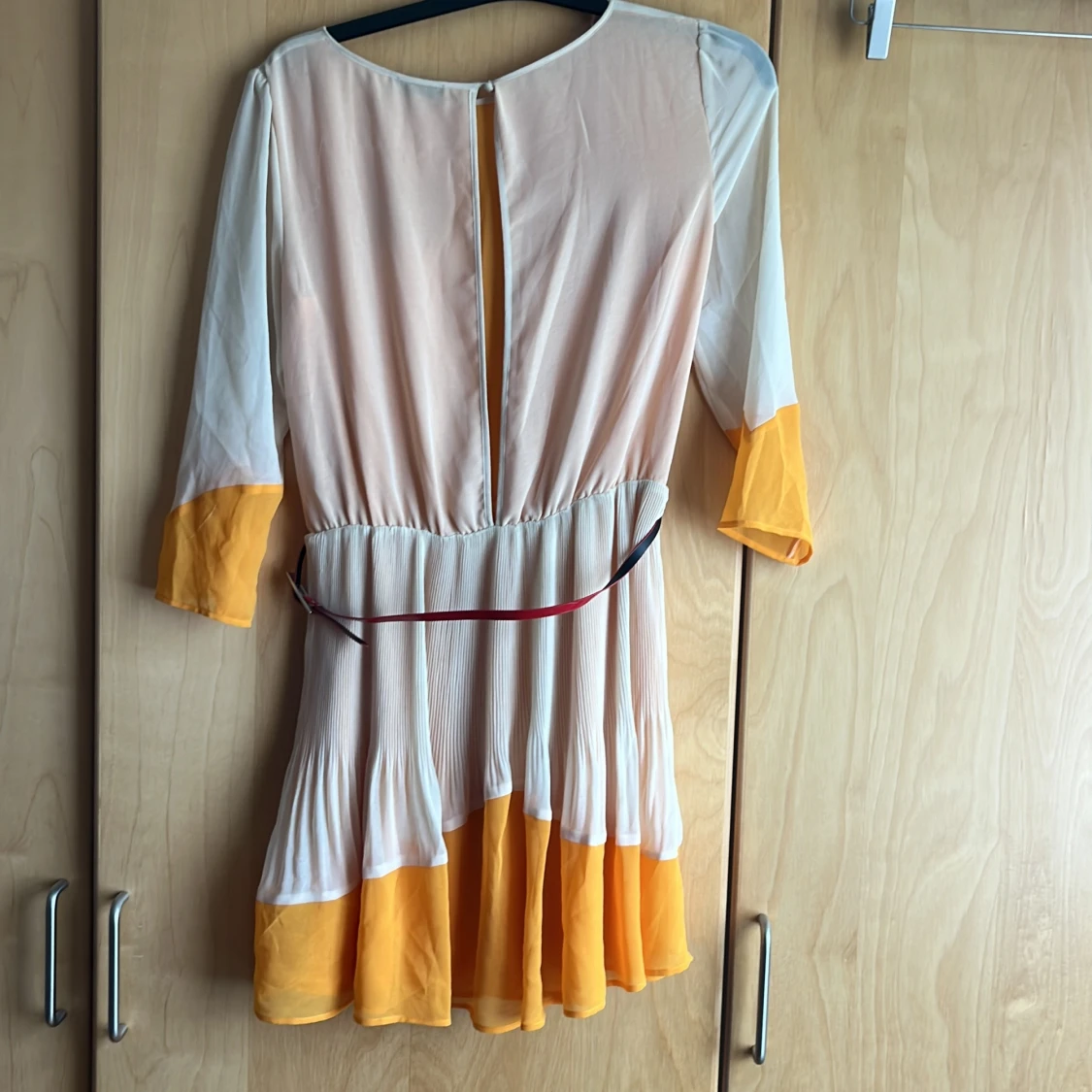 Tvåfärgad fin klänning  - 90