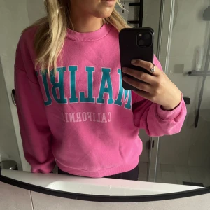 Rosa sweatshirt  - Superfin och färgglad sweatshirt från Gina! Använd vid fåtal tillfällen, därav i superbra skick.   Perfekt tröja med glada färger inför sommaren, hör av dig för fler bilder💓  Frakt står du själv för⭐️