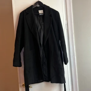 PIECES svart kappa  - Va min favoritkappa i flera år så den är väl använd, men ändå i bra skick!  Säljer då jag inte använder den längre:(