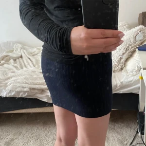 Stilren kostymkjol🖤✨ - Säljer denna otroligt stiliga kostymkjolen med krit-randigt mönster från Åhléns. Den har fickor och en dragkedja bak, använt skick därav priset.💖