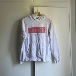 Hoodie - Väldigt välskött vit hoodie. Inga snören som synligt på bilden men de behövs typ inte ens. Står att storleken är XL, men den passar även en som bär M, då sitter det lite lösare osv. Väldigt bra för båda storlekarna i alla fall
