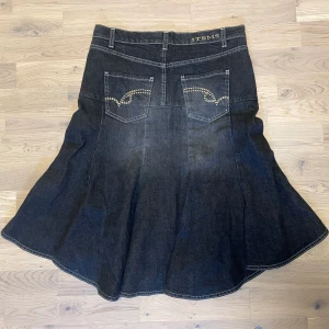 Items Kjol - Jeanskjol från Items. Liten fläck på framsidan. Mörkgrå! Står S, men passar även mig som brukar ha M. Midjemått tvärsöver är 41 cm och totala längden är 67 cm.