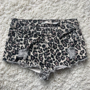 Leopard shorts - Leopard jeans shorts från bershka, stolek 36 enligt lapp men passar även mig med 34. Midjemått: 34 + mycket stretch. Köp sker via köp nu, jag postar inom 24h. Kvar tills markerad som  såld.
