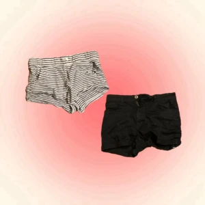 Shorts  - Två shorts, den ena är svart den andra är randig :)