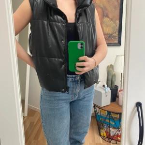 Väst i PU - Svart väst i PU från zara, knappt använd och jätteskön! Storlek L men något liten i storleken. 