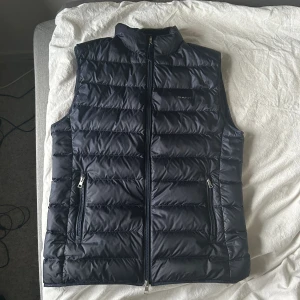Gant väst - Säljer en marinblå Gant väst i storlek small då den inte används längre. använd men är i 9/10 skick.  Nyköpspris är 2300 och säljer för 1200 . Kan sänkas vid snabb affär, skriv vid funderingar.