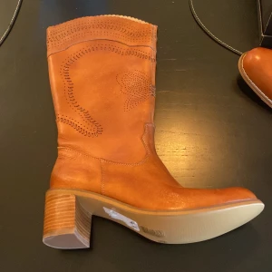 Oanvända skinnstövlar från 90-talet strl 37 - Oanvända skinnstövlar från 90-talet strl 37 säljes till högstbjudande! Orginalkartong finns.