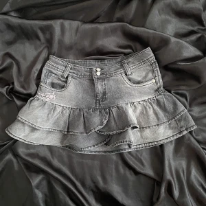 Mini kjol  - Jätte söt kjol från Lindex tror den är från 2000 talet,den är barnstorlek men passar mig som har xs, 34cm tvärs över🫶🏻