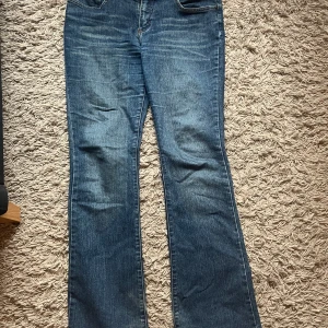 Bootcut jeans - Snygga utsvängda jeans som är för stora på mig. De har  slitningar längst ner på bakre benen (bild tre)  Utöver det är de i bra skick! Midjemåttet är 42 cm och innerbens längden är 81 cm passar mig som är 170 bra i längden 🥰