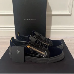 Giuseppe Zanotti Skor - Säljer ett par riktigt fräscha Giuseppes i storlek 44! Skorna har tidigare varit ute på LuxuryStore.  Färg: 🔵 Storlek: 44 Skick: 9/10 Inga defekter/ flaws, mer info i dm😁