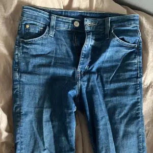 Säljer dessa high waist jeans i strl 34. Från H&M, slitningar där nere, se bild 3 och 4. Annars inga defekter💘💘