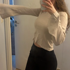 Beige tröja - Utsvängda ärmar, jätte söt, cropped o varm. Använd en gång så inga defekter. Storlek S från new yorker.