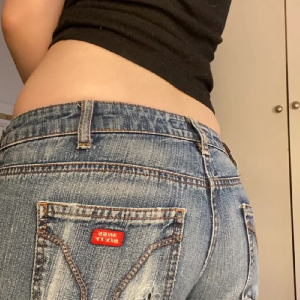 Lågmidjade bootcut jeans från Miss Sixty💞 Jättefina kommer bara aldrig till användning!. Jeans & Byxor.