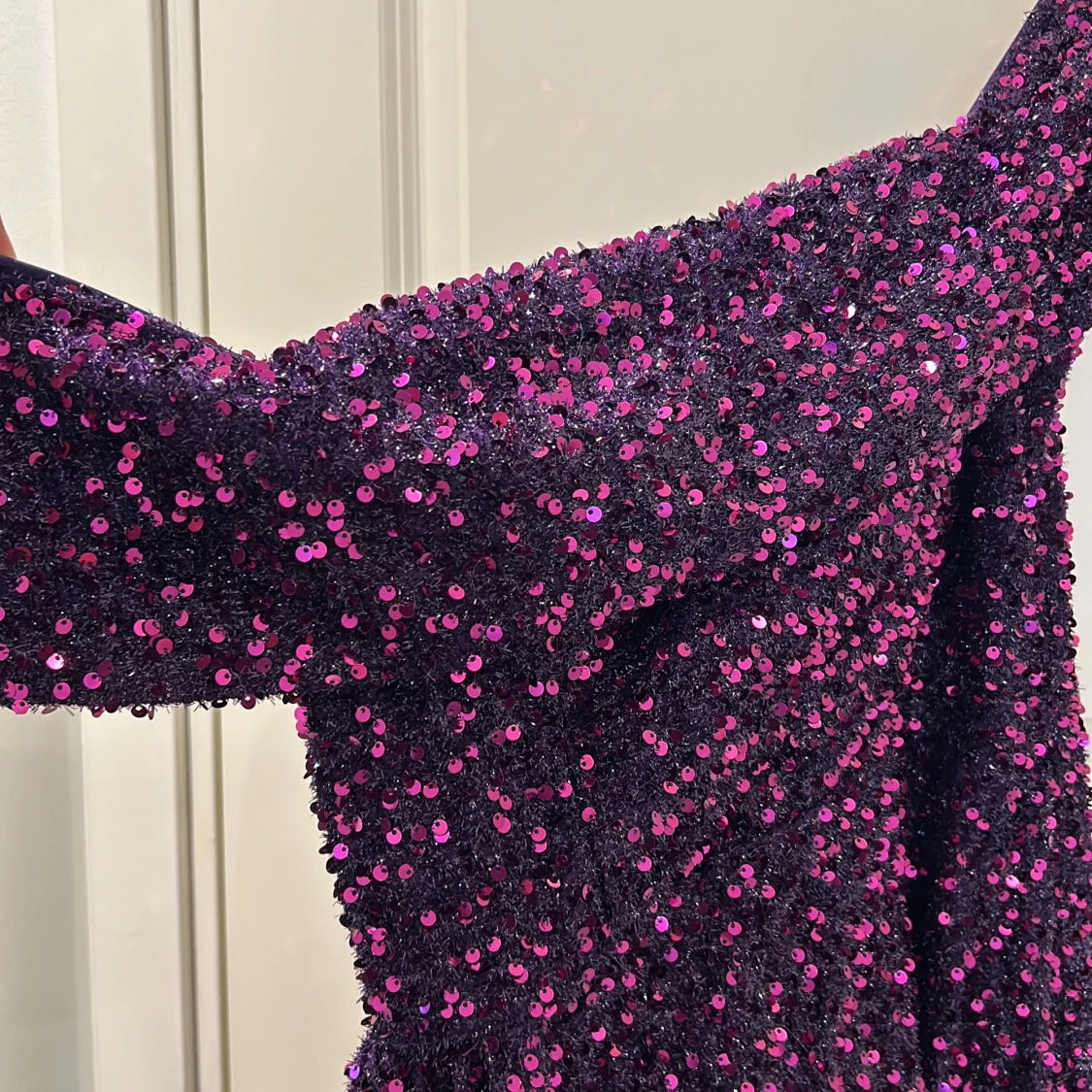 En Mörk lila klänning Andvänds en gång OBS! Alla klänningar har andvänds 1 gång  - 91