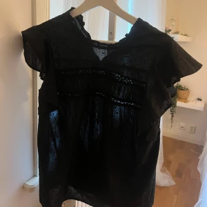 Svart blus - Säljer nu den här blusen från vero moda som är i storlek XS. Använd fåtal gånger. 