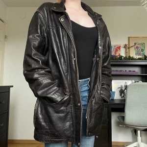 Park Lane läderjacka - Vintage läderjacka från Park Lane i gott skick. Liten skada på innertyget. Skriv om du vill ha fler bilder! Använd ”Köp nu”. 