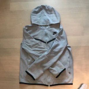 Nike tech fleece  - Säljer min Nike tech fleece för att den har blivit för liten och bara sitter i garderoben.