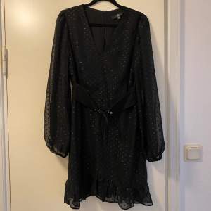 En svart glittrig klänning med bälte i midjan, tror den är från missguided🌸 Storlek 38