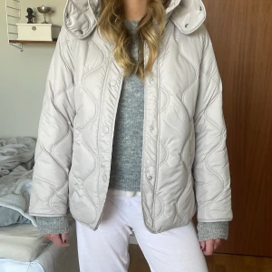 Höst/vårjacka från hm - Höst/vårjacka. Köpt från hm och nypriset var 700 men säljer den nu för 550 eftersom den bara är använd en gång.