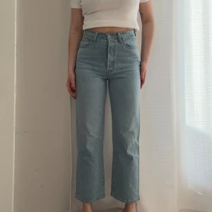 Levi’s Ribcage - Levi’s Ribcage straight ankle i ljusblå färg. Färgen är något mer blå i verkligheten. Storlek W28 L27. Perfekt ankellånga på mig som är 172cm. I bra skick! Inga defekter. Nypris runt 1319kr.