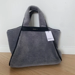 Handväska  - Fin märkeshandväska från DAY.  Nypris 1 099 kr!  Väskan är i väldigt fint skick då den aldrig har använts.  Hör av er vid frågor! 😊
