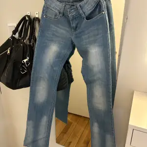 Snygga bootcut jeans. Fin ljusblå tvätt. En knapp är borta, därav priset. Märket är Riever jeans. I övrigt välldigt bra skick. Snygga fickor och fin passform. 26 i midjan och de är långa i benen. Skulle säga en XS i midjan.