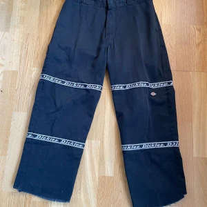 Dickies - Slitna längst ned. Storlek w34 L32 men snarare L31 pga slitages.