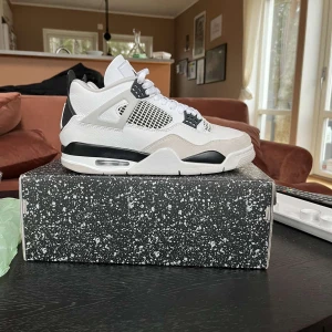 Jordan 4 military black - Storlek 42.5 som DS använda Max 3-5 gånger som nya. Har kvitto från soleplus kan göra legit check om önskas.