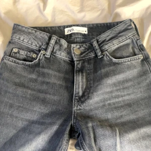 Zara jeans - Säljer dessa svarta zara jeans i stolek 32. Skulle säga att det är mid i midjan😍 