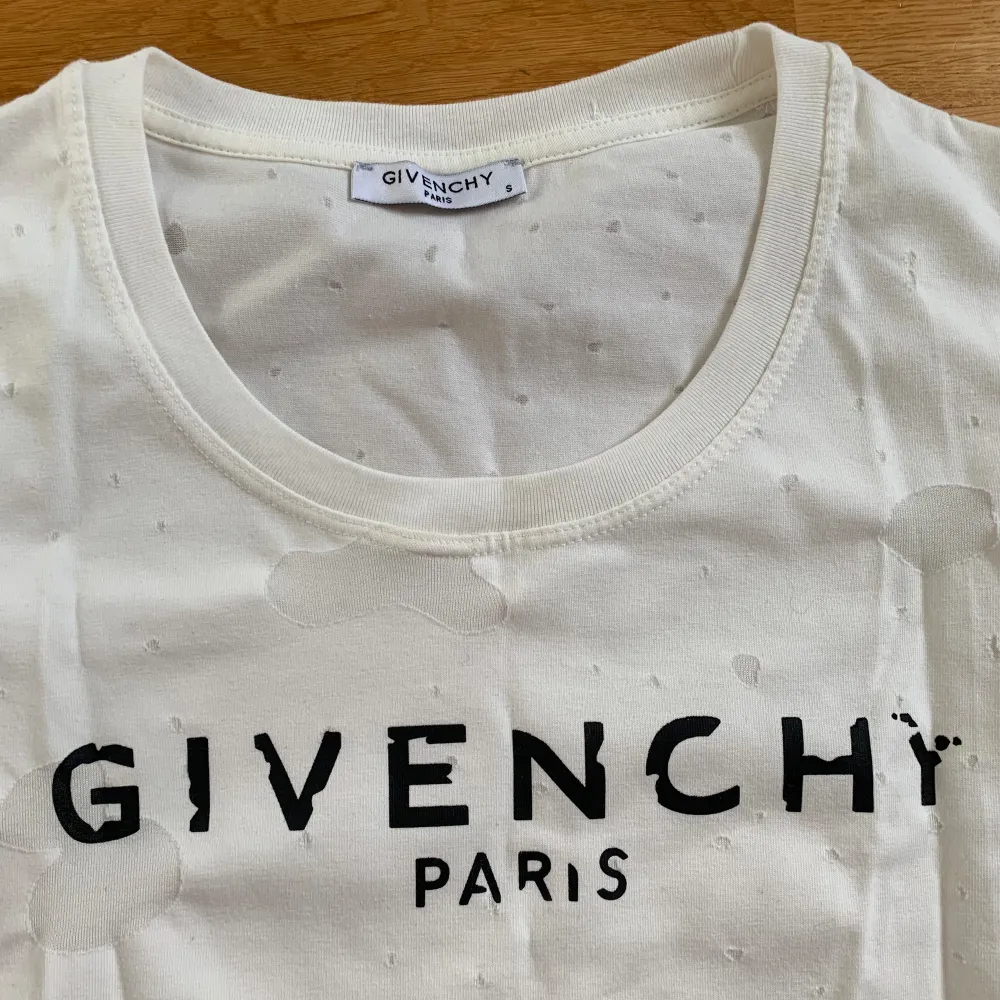 Givenchy tshirt som ej kommer till användning. Står S men skulle säga att den passar XS bättre då materialet är tight och stadigt. Kommer ej till användning. Fick i present för flera år sen. T-shirts.