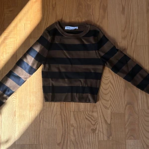 Zara tröja - Långärmad magtröja, knappast använd, som ny. Hör av er om ni undrar något:)