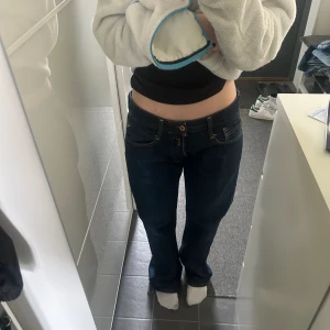 Replay Jeans - Ett par blåa Replay jeans som jag köpte second hand. Använd ungefär 2 gånger då det inte är min stil. Skriv för fler bilder