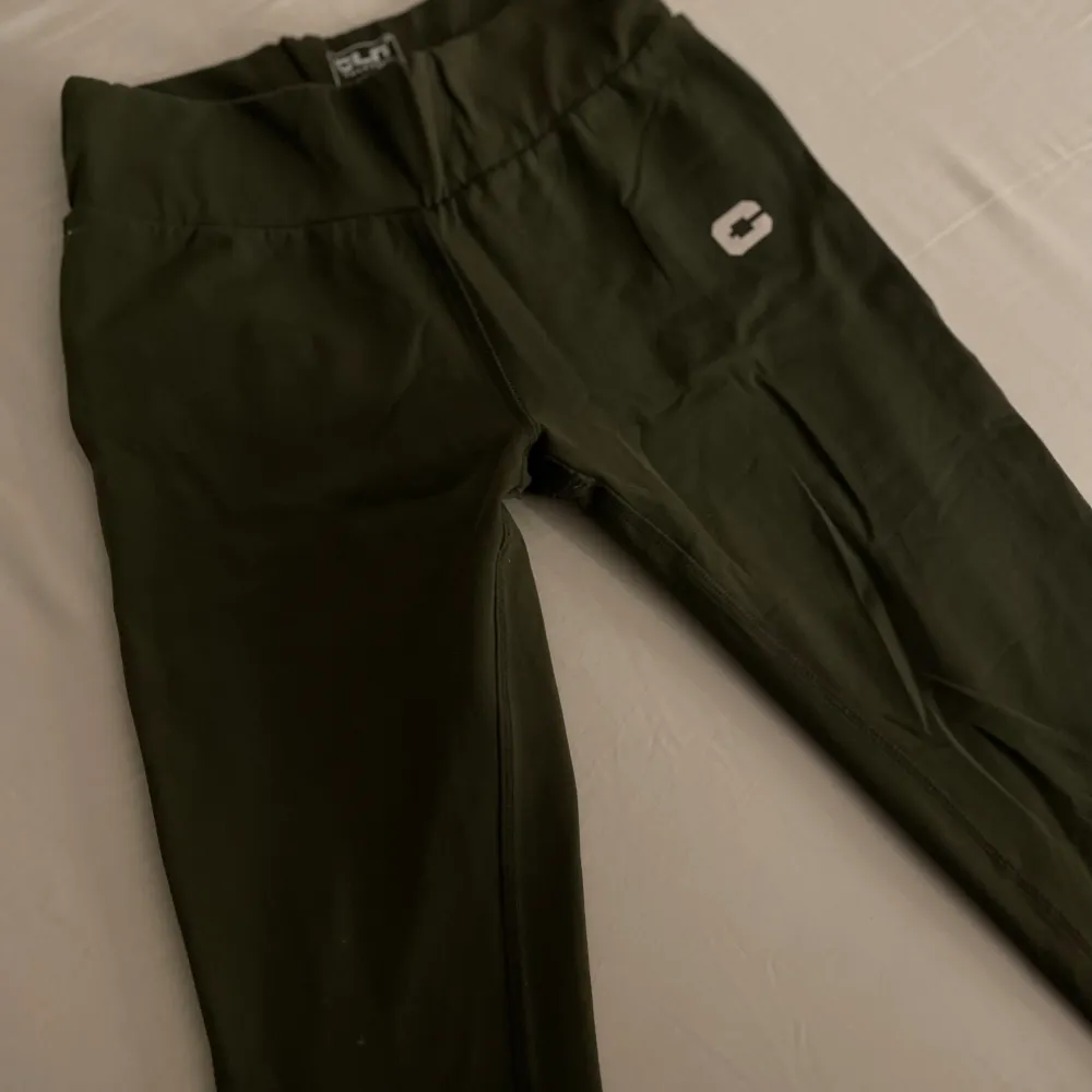 Gröna leggings, fint skick använd ett antal gånger . Jeans & Byxor.