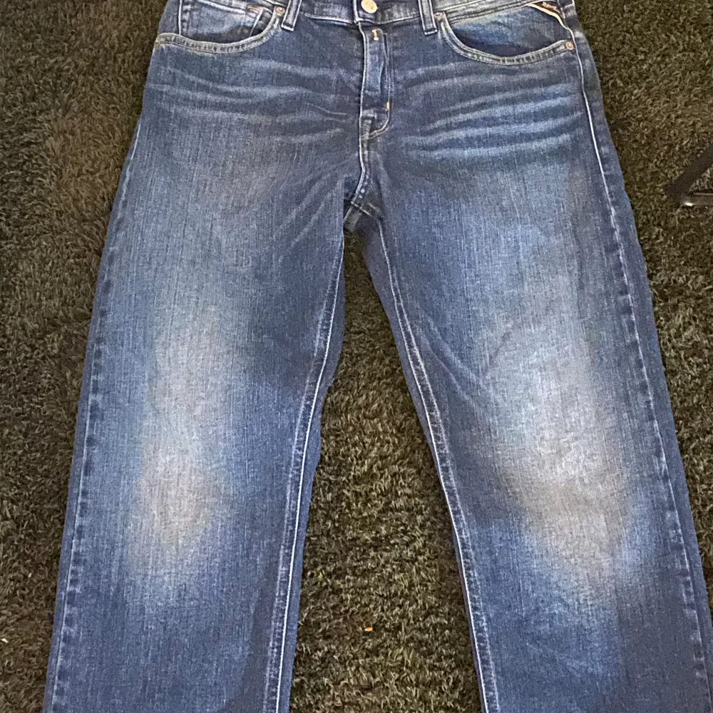 Replay jeans, helt nya, dom var för stora På mig, diskuteras vid pris, snabb affär, om ni vill ha fler bilder så är det bara å skriva, Storlek: 16 yr/ 173 cm . Jeans & Byxor.