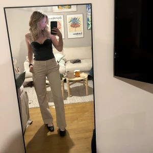 Mid waist kostymbyxor  - Jätte snygga kostymbyxor från zara som är använda 1 gång så i princip nya i storlek 34