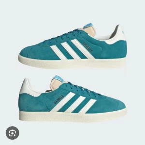 Adidas gazelle - Säljer dessa gazelle sneakers som knappt är använda. Fin färg som gör en outfit lite rolig!!
