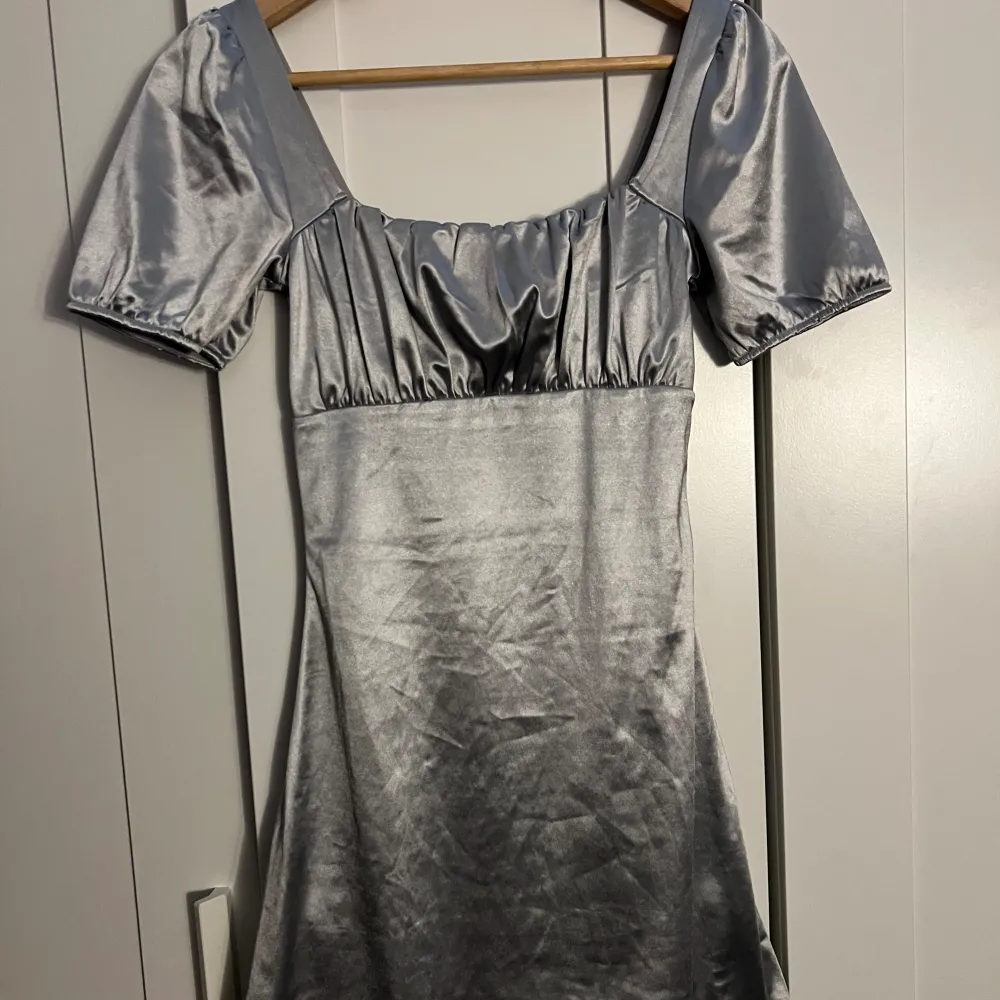 Säljer denna klänningen från H&M i storleken Xs för 150 kroner. Den är toppen skick, dvs endast använd en gång💗. Klänningar.
