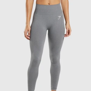 Gymshark tights - Hejsan! Säljer dessa gymshark tights i mörkgrå. Aldrig använda. Storlek S. Använder ej ”köp nu” utan som vanligt med swish. FRI FRAKT!