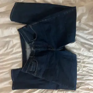 Mörkblåa jeans med medel/hög midjaa. De är raka i modellen och från McGordon. Det står ingen storlek men jag skulle säga att de är storlek 40/42.